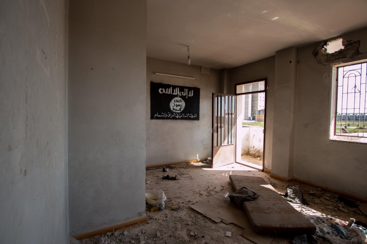 and-isis-flags-abound-like-this-one-in-an-abandoned-building