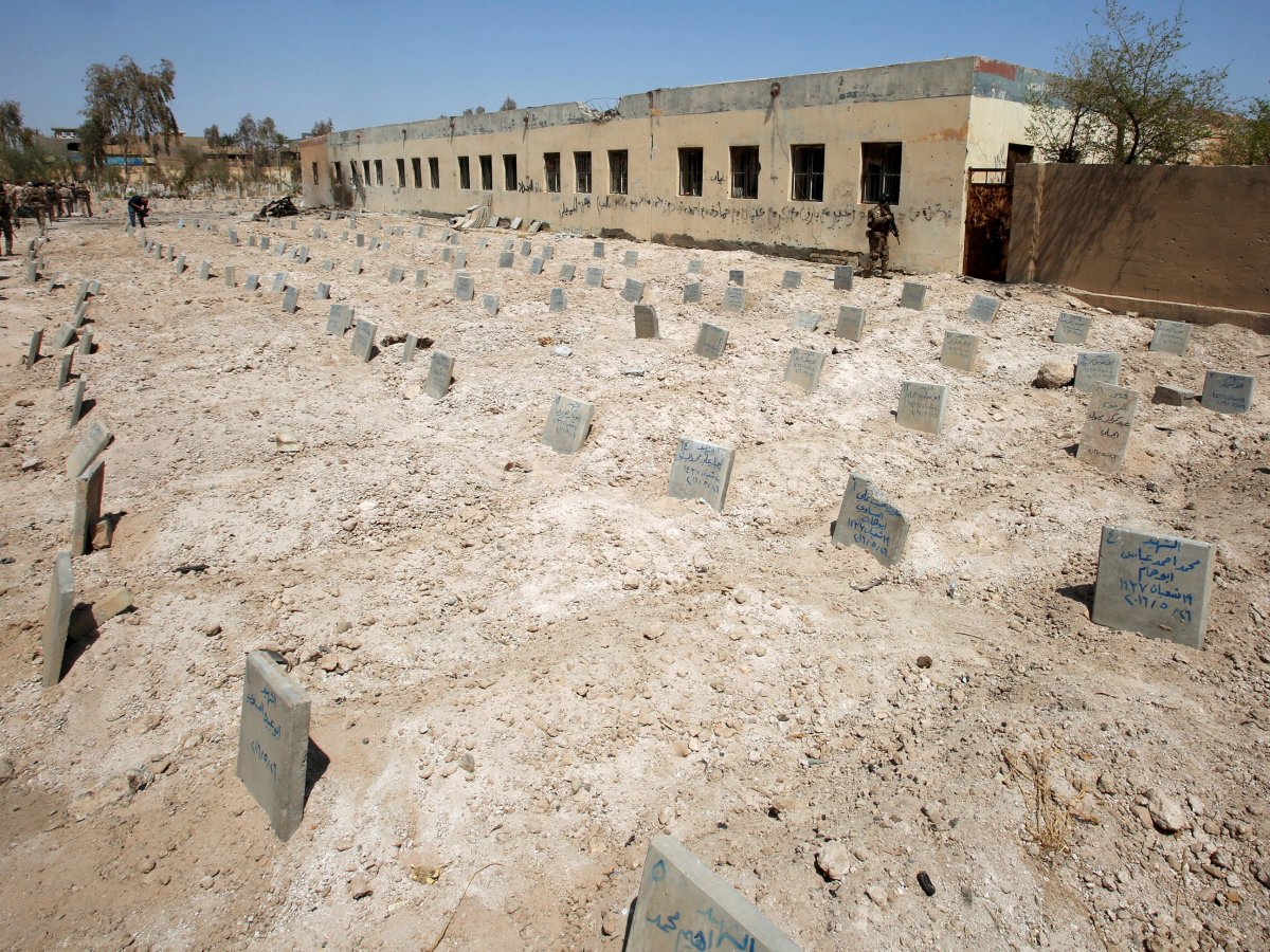 one-thing-the-anti-terror-forces-are-likely-to-see-more-of-as-isis-continues-to-lose-ground-is-the-groups-mass-graves-for-its-own-fighters