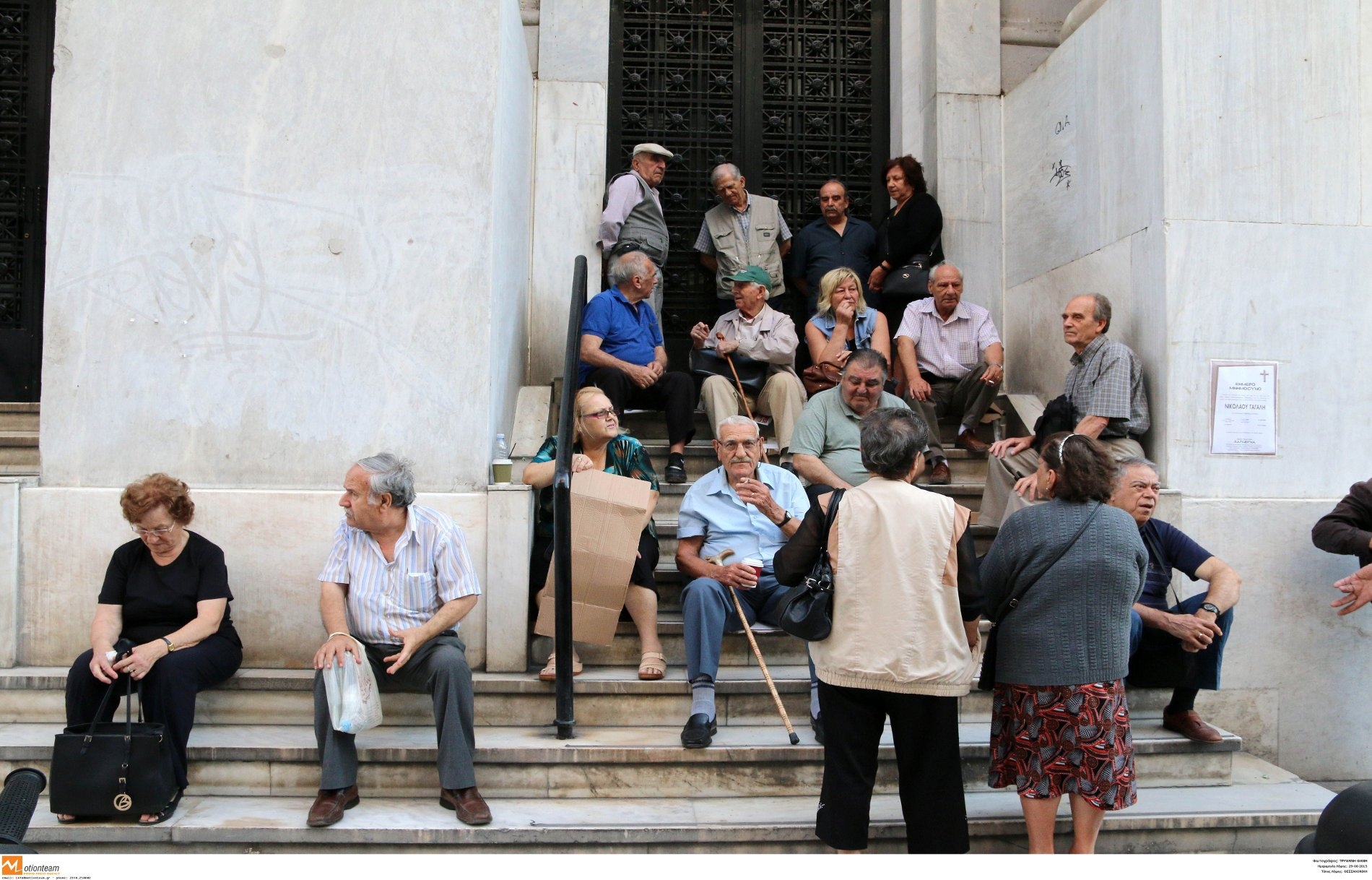 Νέος εμπαιγμός για συνταξιούχους: Ο Κατρούγκαλος «δίνει» αυξήσεις, η κυβέρνηση τις «παγώνει»