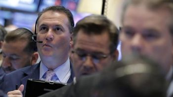 Μεικτά πρόσημα στη Wall Street – Με κέρδη έκλεισαν το τρίμηνο