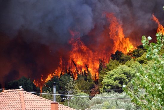 Ζάκυνθος: Συνεχείς οι αναζωπυρώσεις – Μάχη για των πυροσβεστών