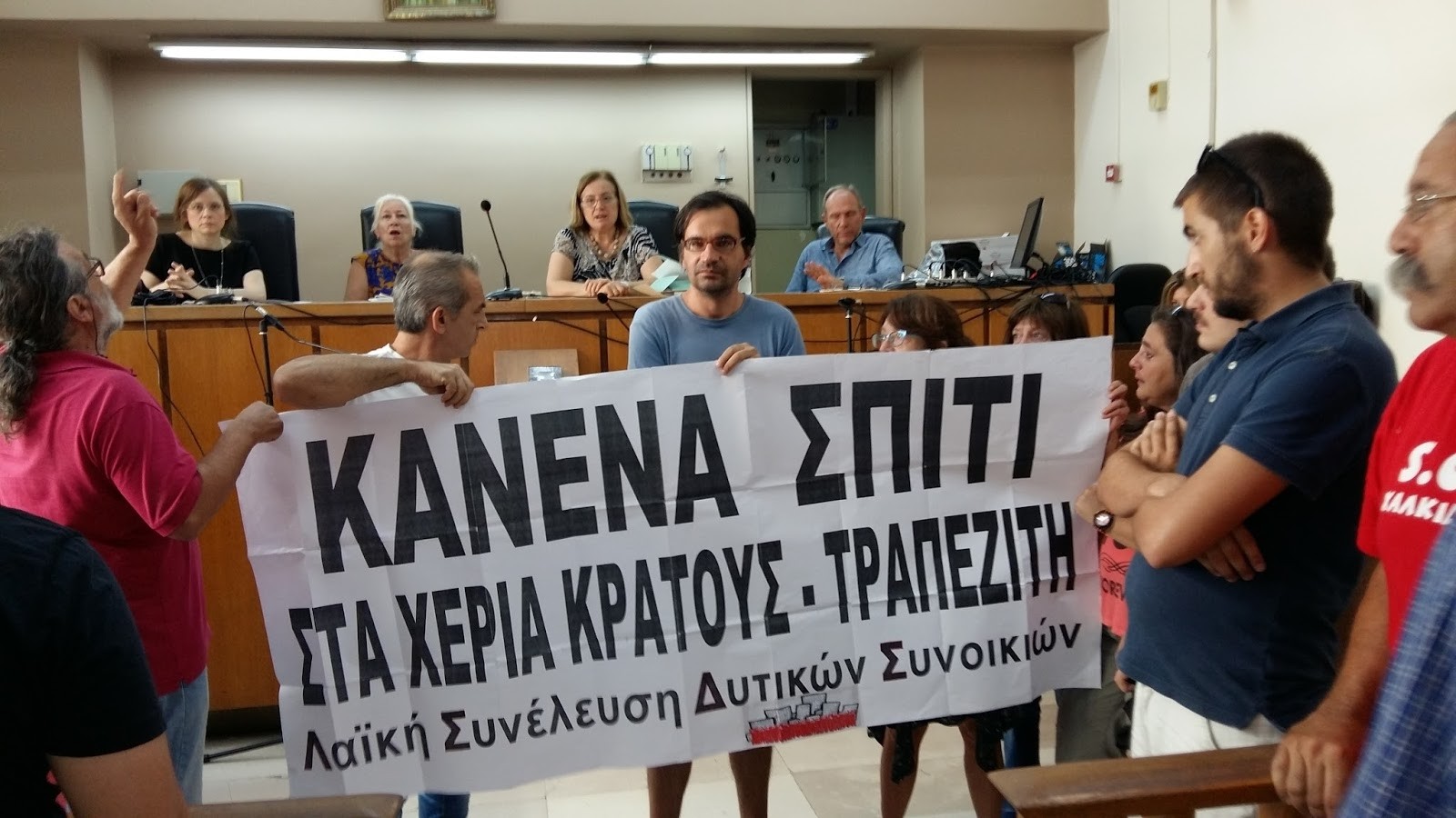 Το Μαξίμου γλιτώνει μια «θερμή» Τετάρτη με την αναβολή των πλειστηριασμών