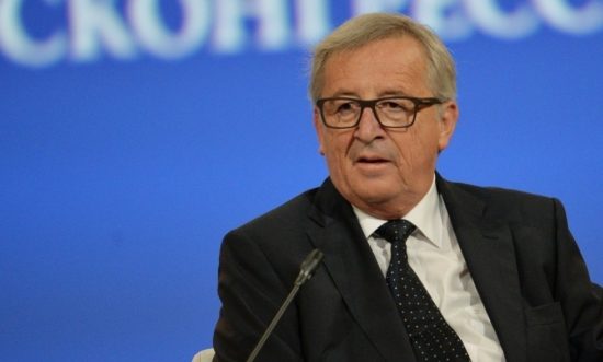 Spiegel: Ο Γιούνκερ θέλει να χαλαρώσει τα κριτήρια της Ευρωζώνης για το χρέος