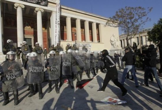 Συγκέντρωση αντιεξουσιαστών στα Προπύλαια