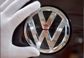 Η VW απέλυσε τον «λάθος άνθρωπο» για το Dieselgate, καταγγέλλει μηχανικός