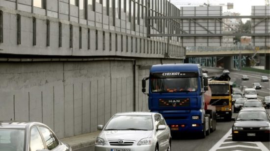 Καραμπόλα πέντε οχημάτων με έναν τραυματία στην Αττική Οδό – Χαμηλές ταχύτητες