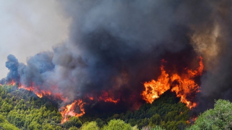 Φωτιά στη Μεσσηνία: Μαίνεται η φωτιά στη Μέλπεια ...