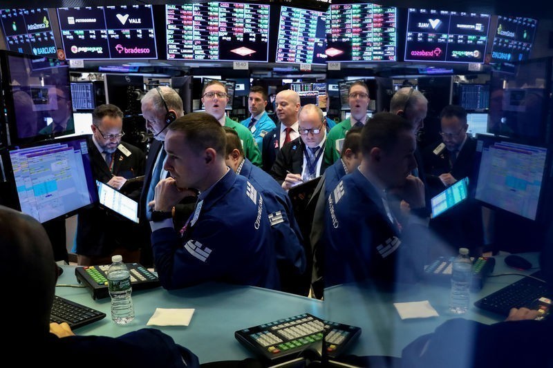 Σε κλοιό αρνητικών πιέσεων παραμένει η Wall Street – Απώλειες σε όλους τους δείκτες