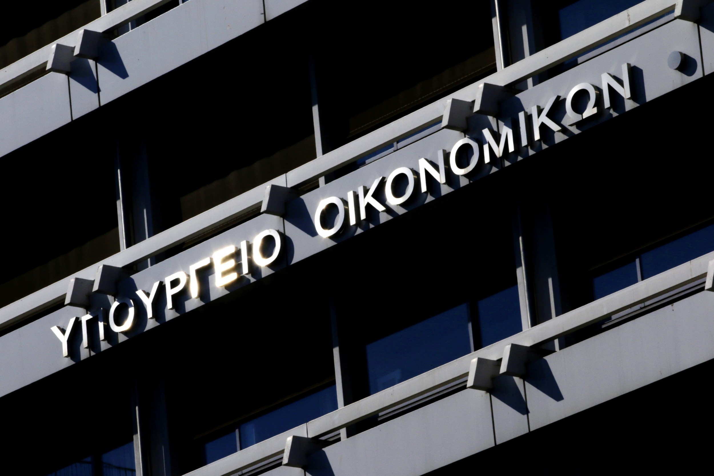 Πρωτογενές πλεόνασμα 2,1 δισ. ευρώ στο 6μηνο – «Φουσκωμένα» κατά 8,6% τα φορο-έσοδα