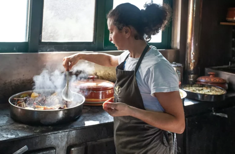 “Ντουνιάς”- Πώς μια ταβέρνα γίνεται “σχολή” με μαθητές απ’όλον τον κόσμο: Η πιο αυθεντική εμπειρία φαγητού που όλοι οι Έλληνες θα άξιζε να ζήσουν