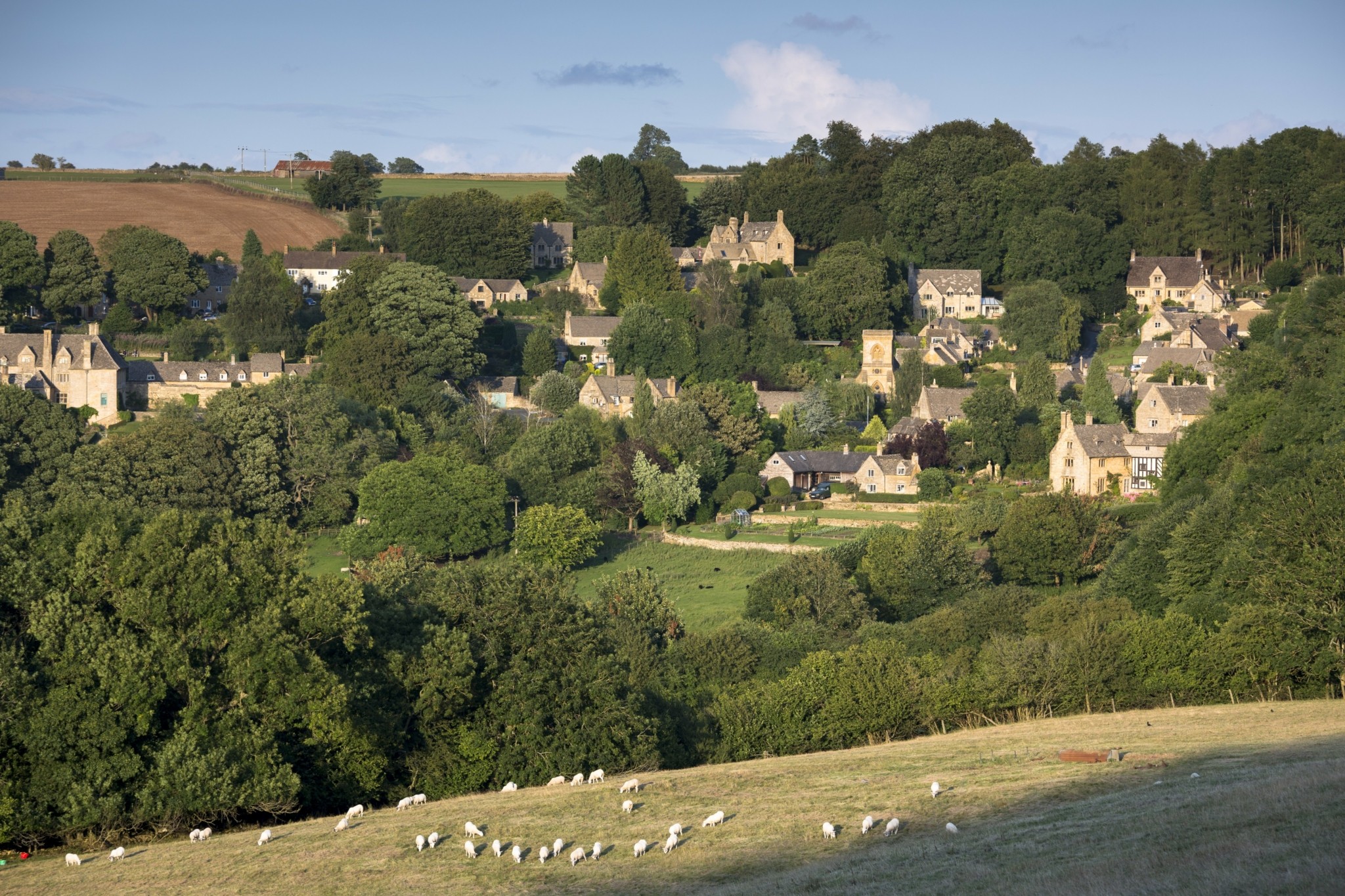 Cotswolds: Τα χωριά των παραμυθιών υπάρχουν – Πανέμορφα σπίτια στα λιβάδια και η ζωή που κυλά αργά, δυόμιση ώρες από το Λονδίνο