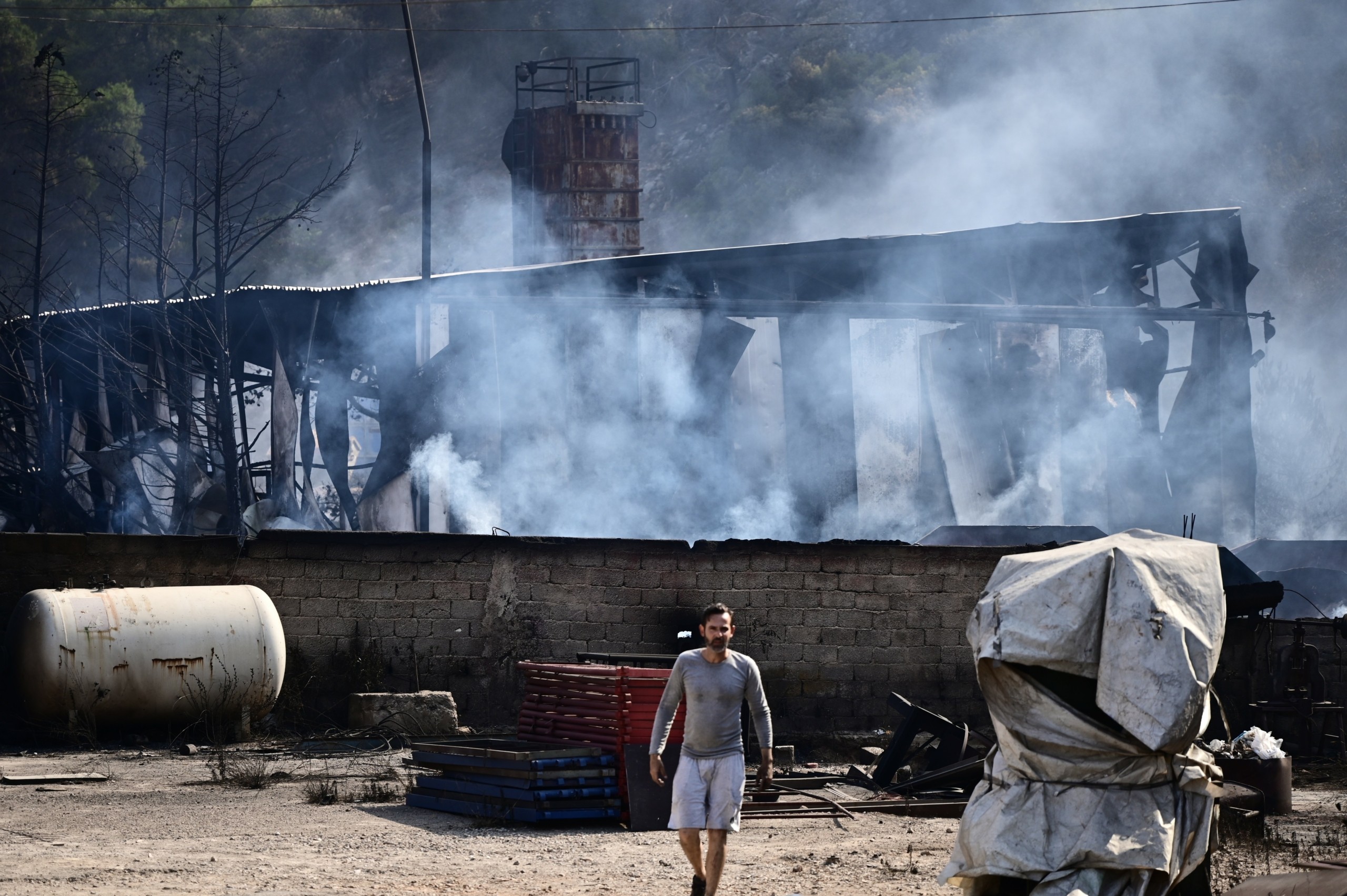 Σε ύφεση τα πύρινα μέτωπα σε Λουτράκι και δυτική Αττική – Ξεκίνησε η καταγραφή ζημιών (Pics)