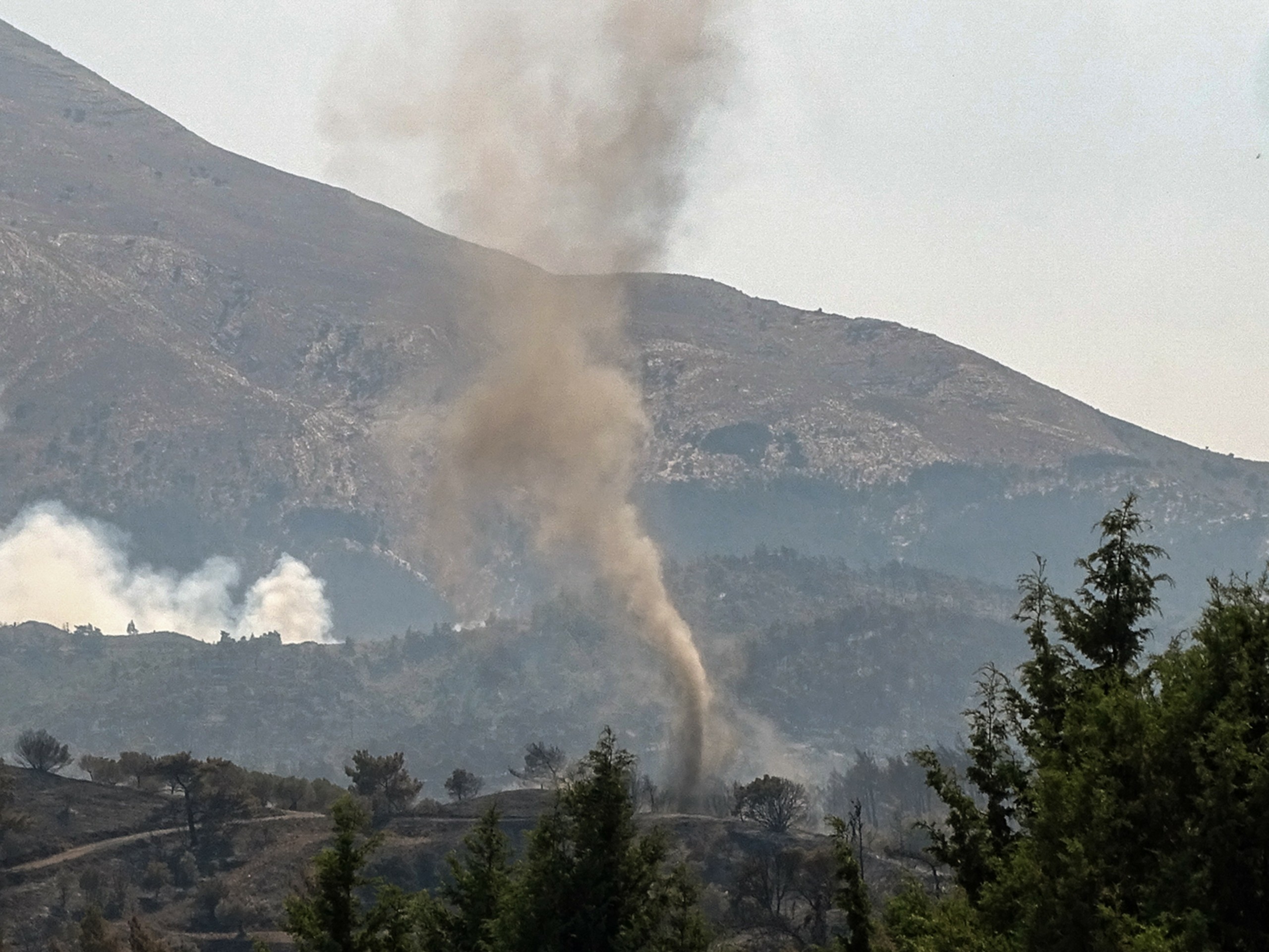 Φόβοι για αναζωπυρώσεις στη Δυτική Αττική, σε εξέλιξη η πυρκαγιά στη Ρόδο (Vid)