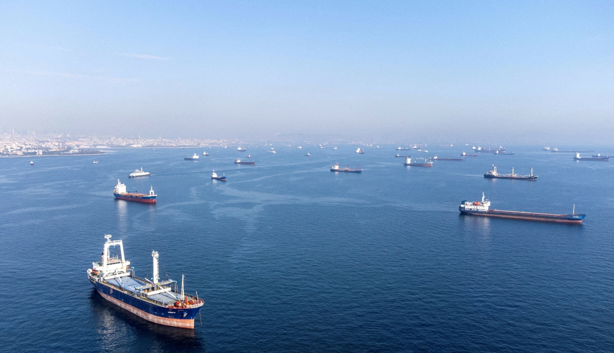 Τα πλοία γίνονται στρατιωτικός στόχος καθώς κλιμακώνονται οι απειλές στη Μαύρη Θάλασσα