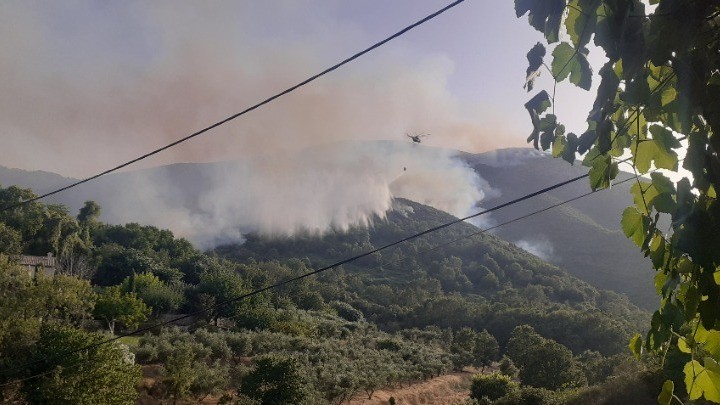 Μάχη με τις φλόγες στην Κέρκυρα – Εκκενώνεται η περιοχή Λούτσες (Tweet + Vid)