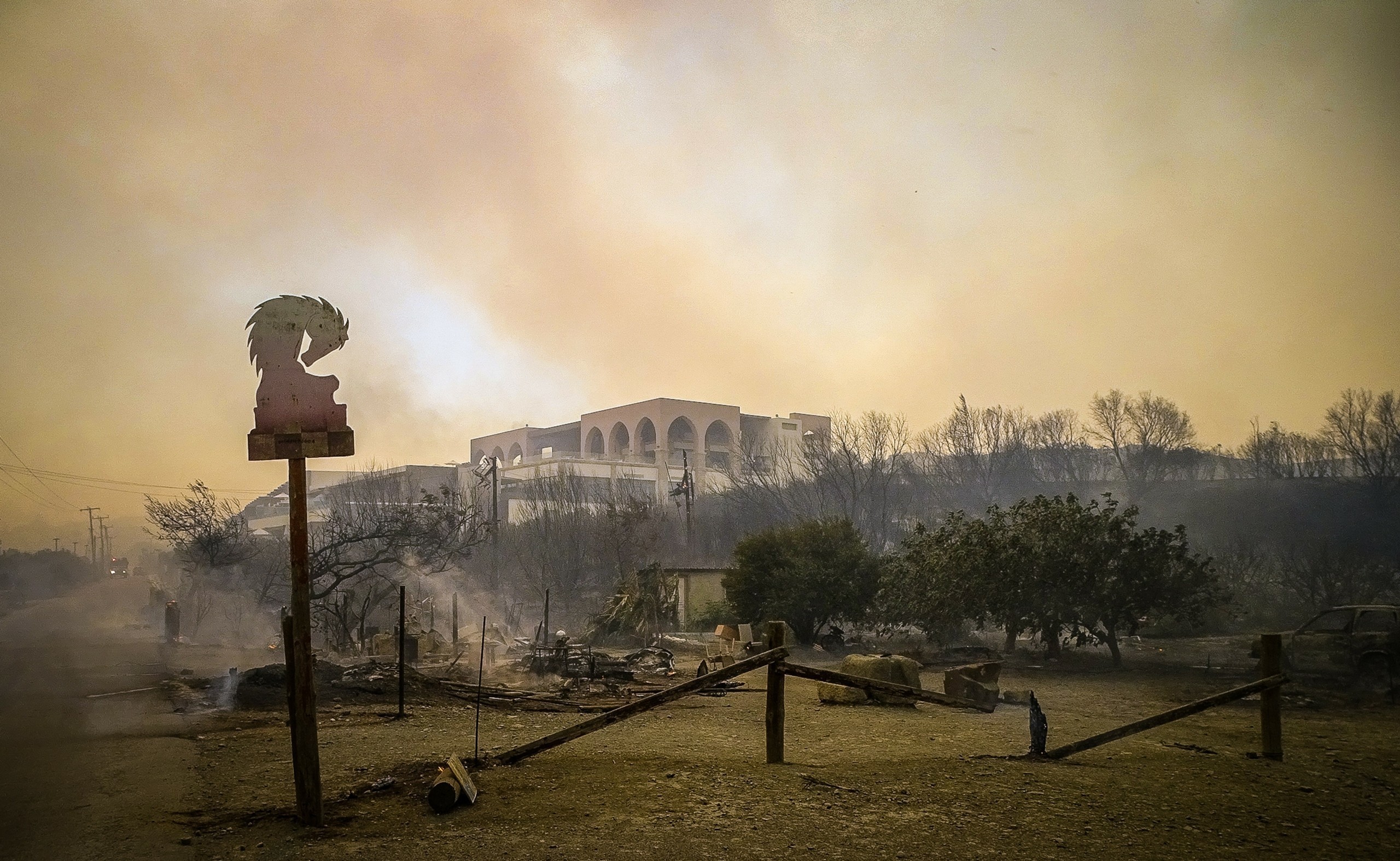 Φωτιά στη Ρόδο: Μαίνεται το μεγάλο μέτωπο – Κάηκαν σπίτια, εκκενώθηκαν οικισμοί (Vid-Pics)