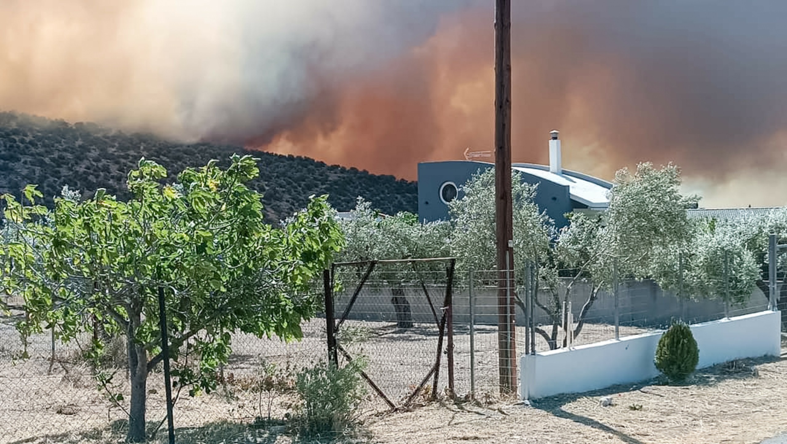 Μαίνεται το μέτωπο της φωτιάς στη Καβάλα – Εκκενώνονται οικισμοί (Tweet + Pics)