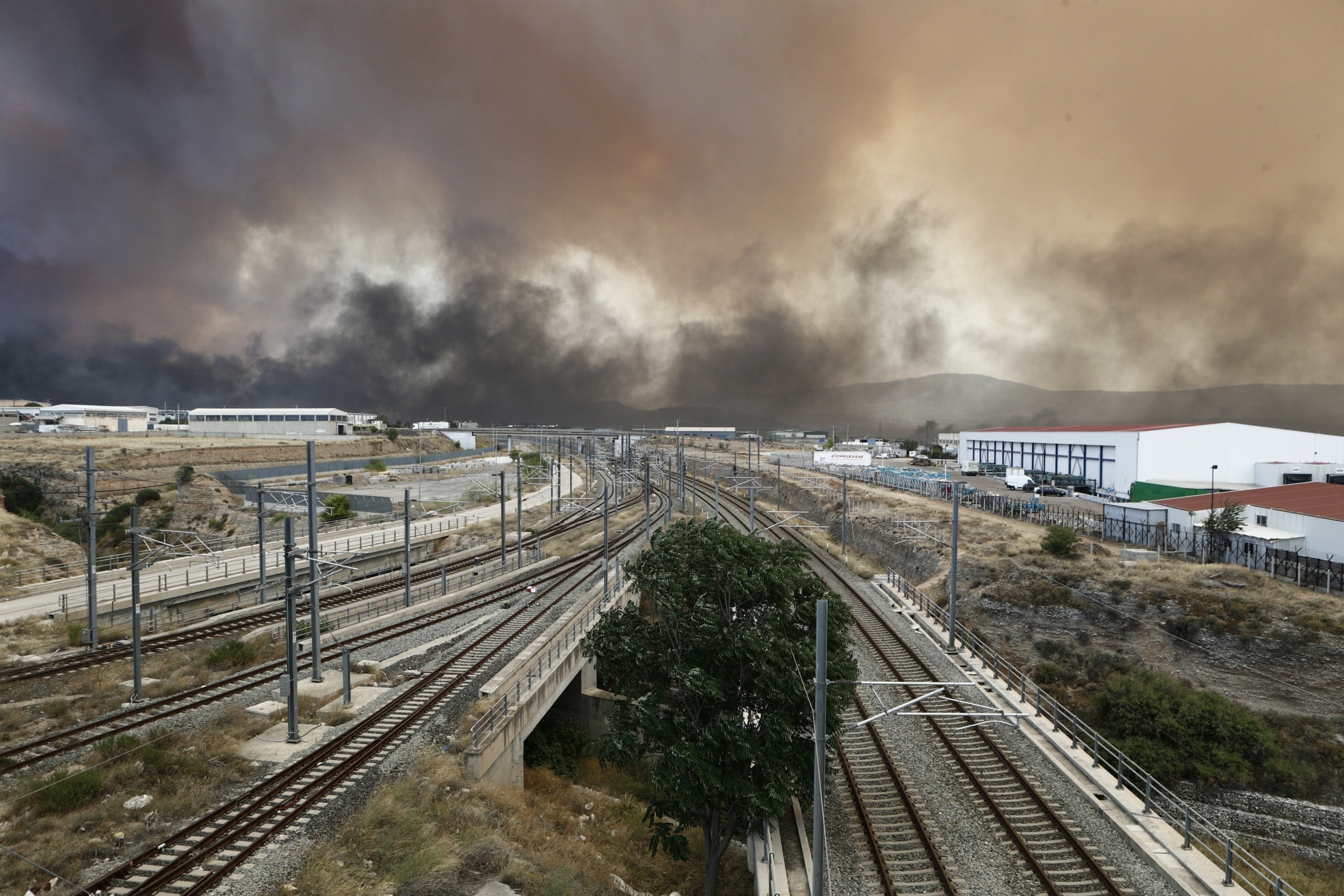 Φωτιά στον Ασπρόπυργο: «112» στον Λόφο Κυρίλλου για εκκένωση προς Μάνδρα (Vid)