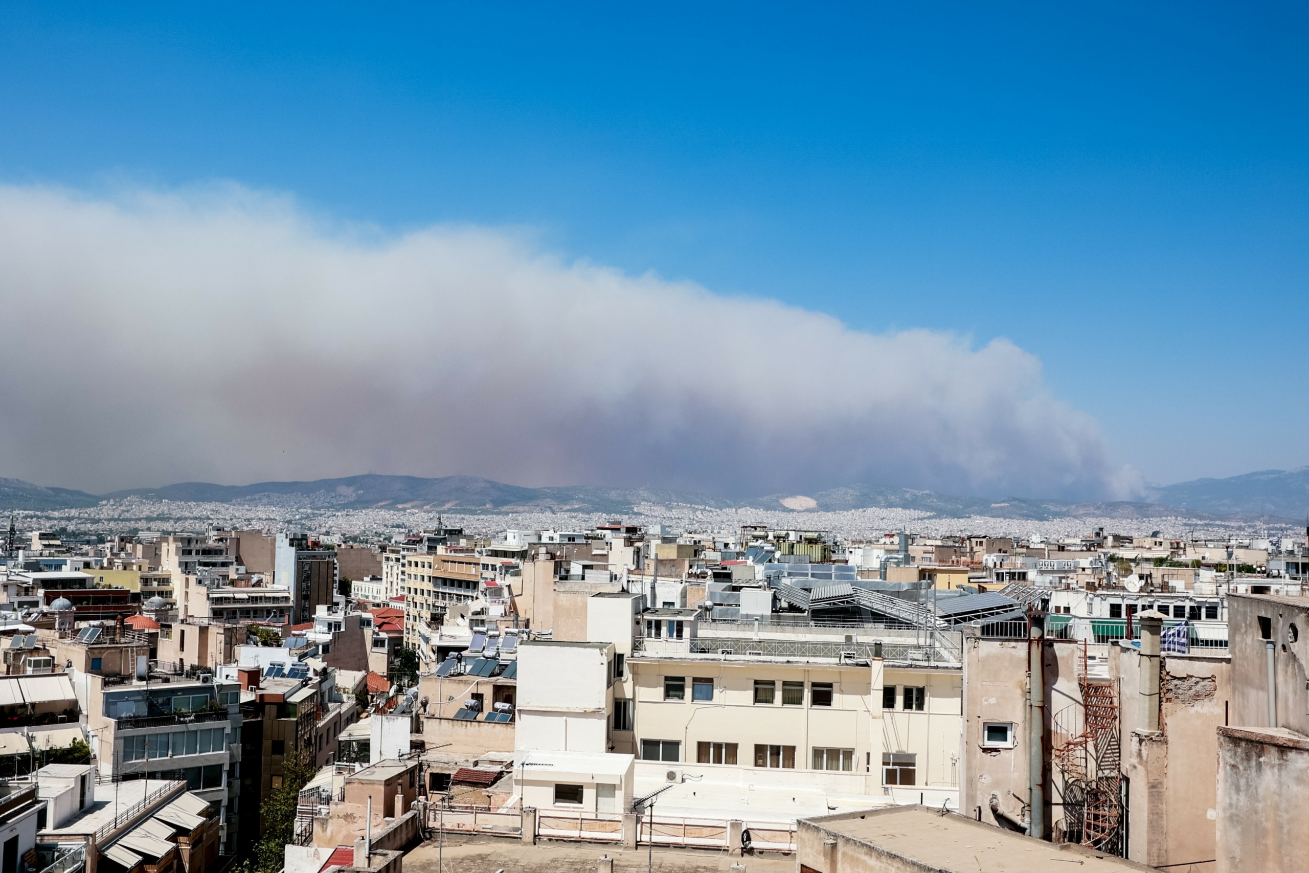 Φυλή: Μαίνεται η φωτιά – Καίγονται τα πρώτα σπίτια (Pics + Vid) (Upd)