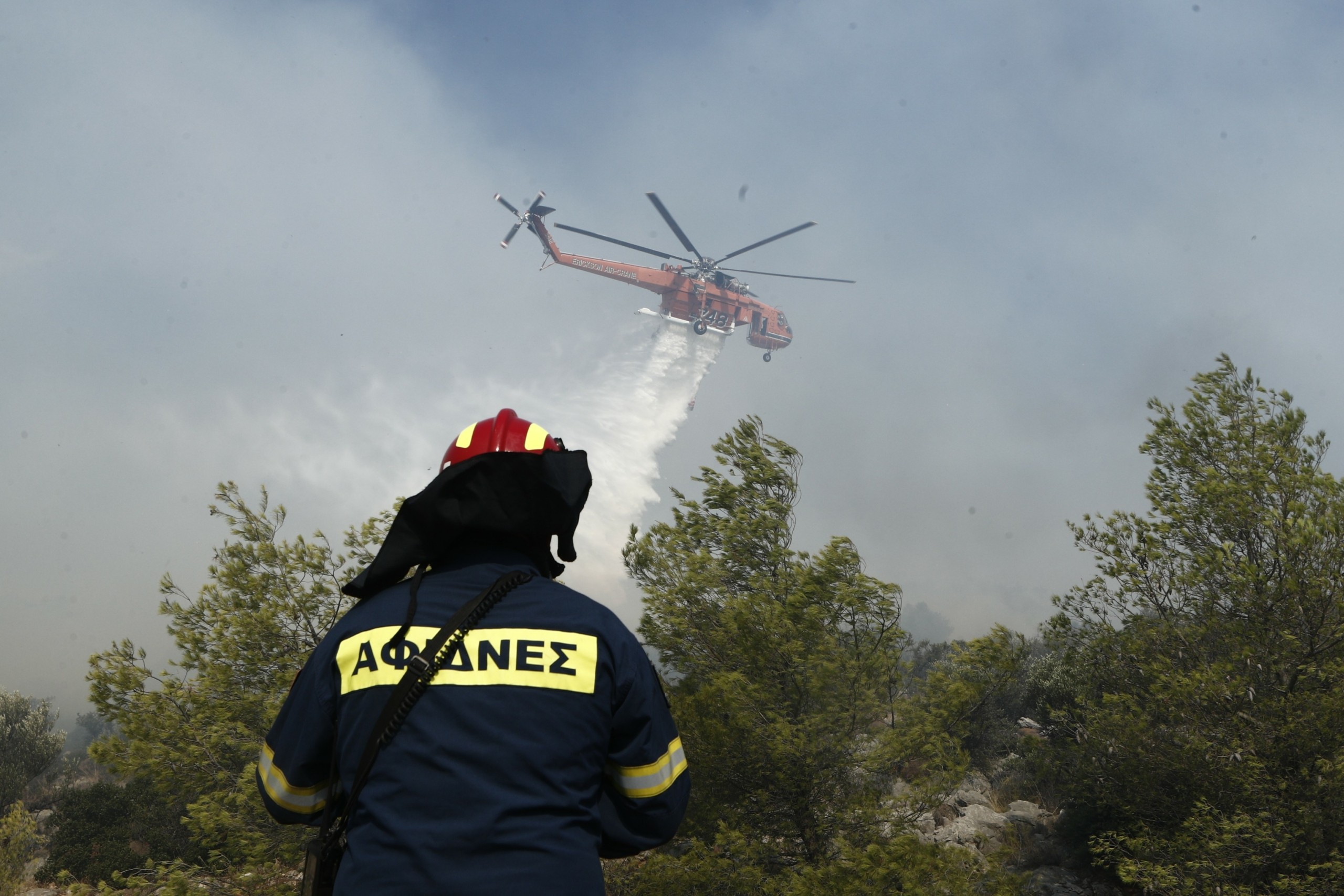 Μαίνονται οι πυρκαγιές – Προσπάθεια να μην φτάσει στον εθνικό δρυμό της Πάρνηθας η φωτιά (Vids) (Upd)