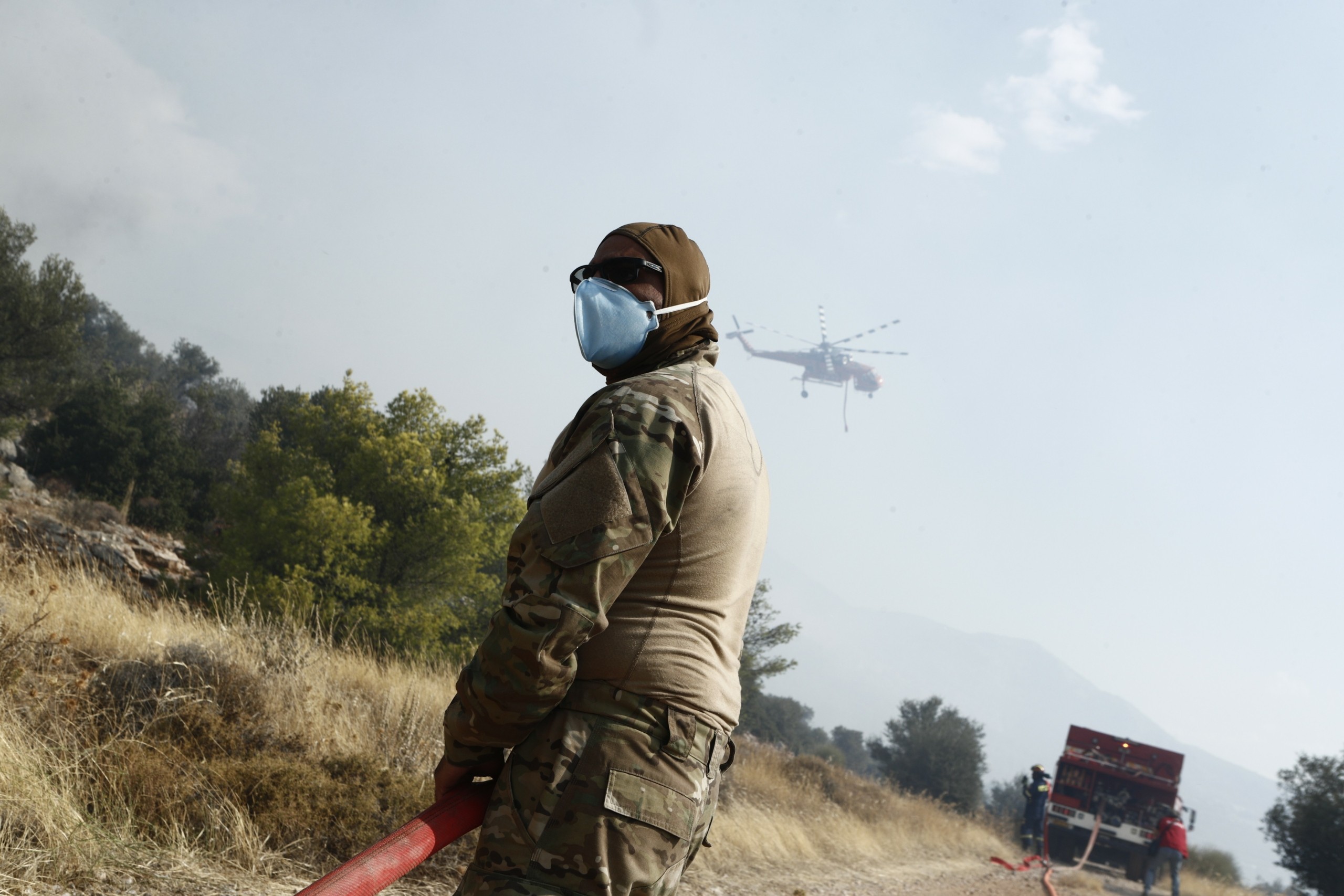 Μαίνεται το μέτωπο της Πάρνηθας – Εκκενώνεται ο οικισμός Αγίας Παρασκευής στο Μενίδι (Vids) (Upd)