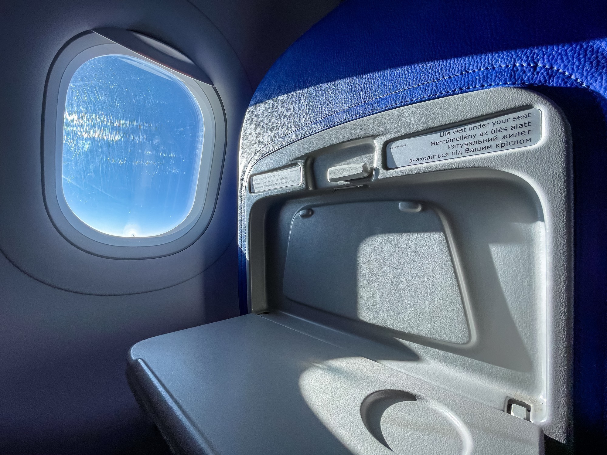 Καλοί τρόποι στο αεροπλάνο: Είναι σωστό να “ρίχνουμε” το κάθισμά μας μειώνοντας τον χώρο του επιβάτη πίσω μας;