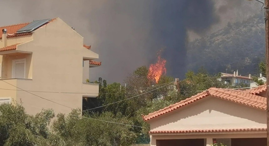 Φυλή: Καίγονται τα πρώτα σπίτια – Μάχη να μην περάσει η φωτιά στην Πάρνηθα (Pics + Vid) (Upd)