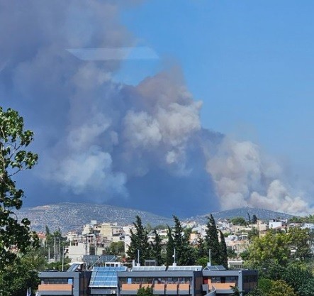 Μεγάλη φωτιά στους πρόποδες της Πάρνηθας – Εντολή εκκένωσης στη Φυλή (Upd)