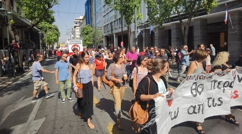 Εργασιακό νομοσχέδιο: Σε εξέλιξη η πορεία προς το Σύνταγμα – Ποιοι δρόμοι είναι κλειστοί (Pic) (Upd)