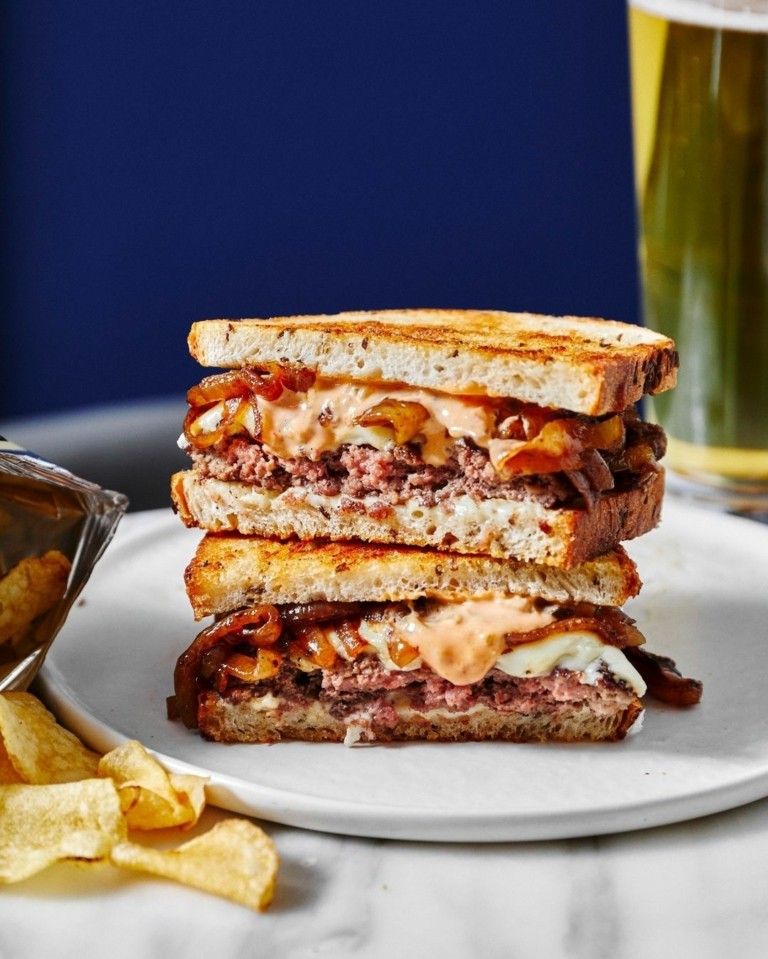 Patty Melt εναντίον Burger: Το μεγαλείο ενός μοναδικού σάντουιτς που επιστρέφει