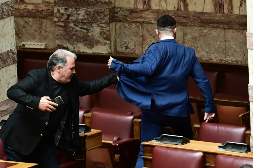 Βουλή: Ο πρώην βουλευτής των Σπαρτιατών Κωνσταντίνος Φλώρος, γρονθοκόπησε βουλευτή της Ελληνικής Λύσης