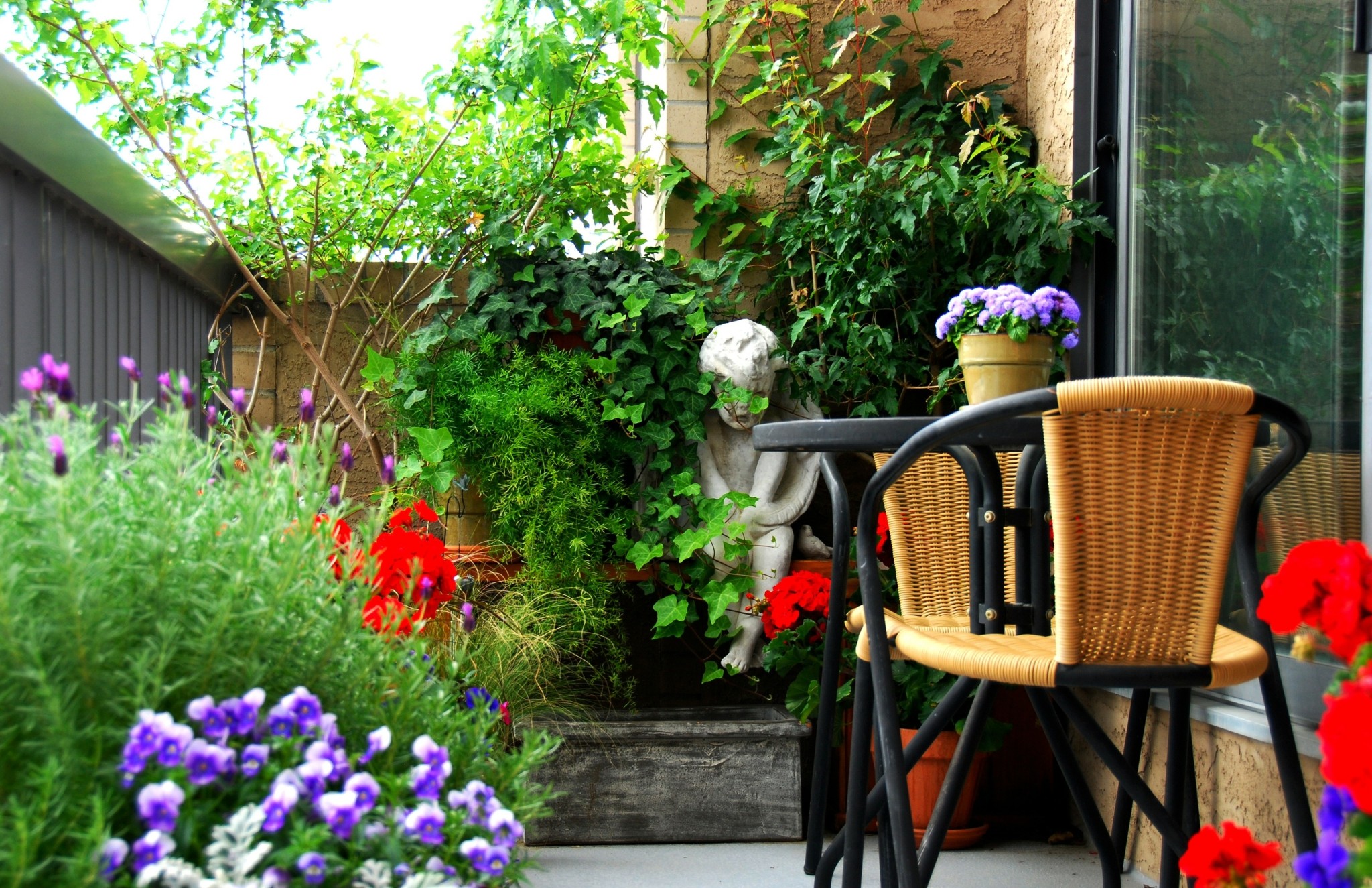 Πώς να δημιουργήσετε τον τέλειο κήπο στο μπαλκόνι σας
