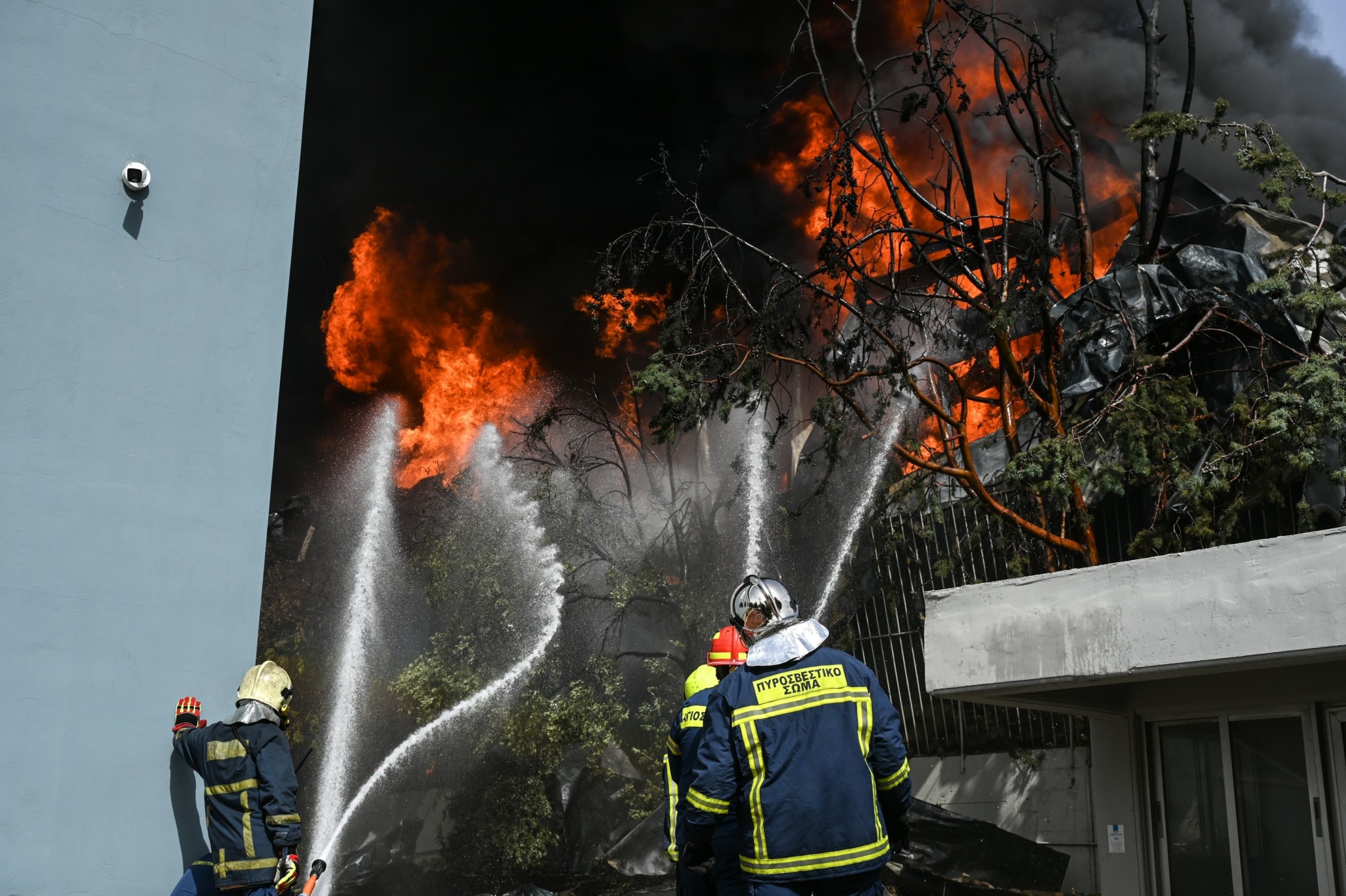 PAL (Παλαμήδης): Ολοκληρωτική καταστροφή της αποθήκης του εργοστασίου από την πυρκαγιά (pics)