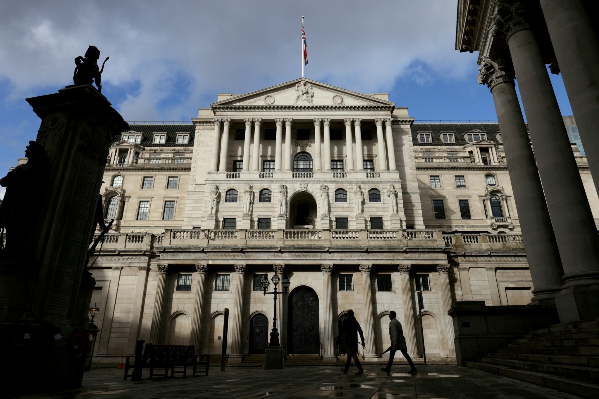Bank of England: Θα διατηρήσει σταθερά τα επιτόκια παρά τη μείωση του πληθωρισμού