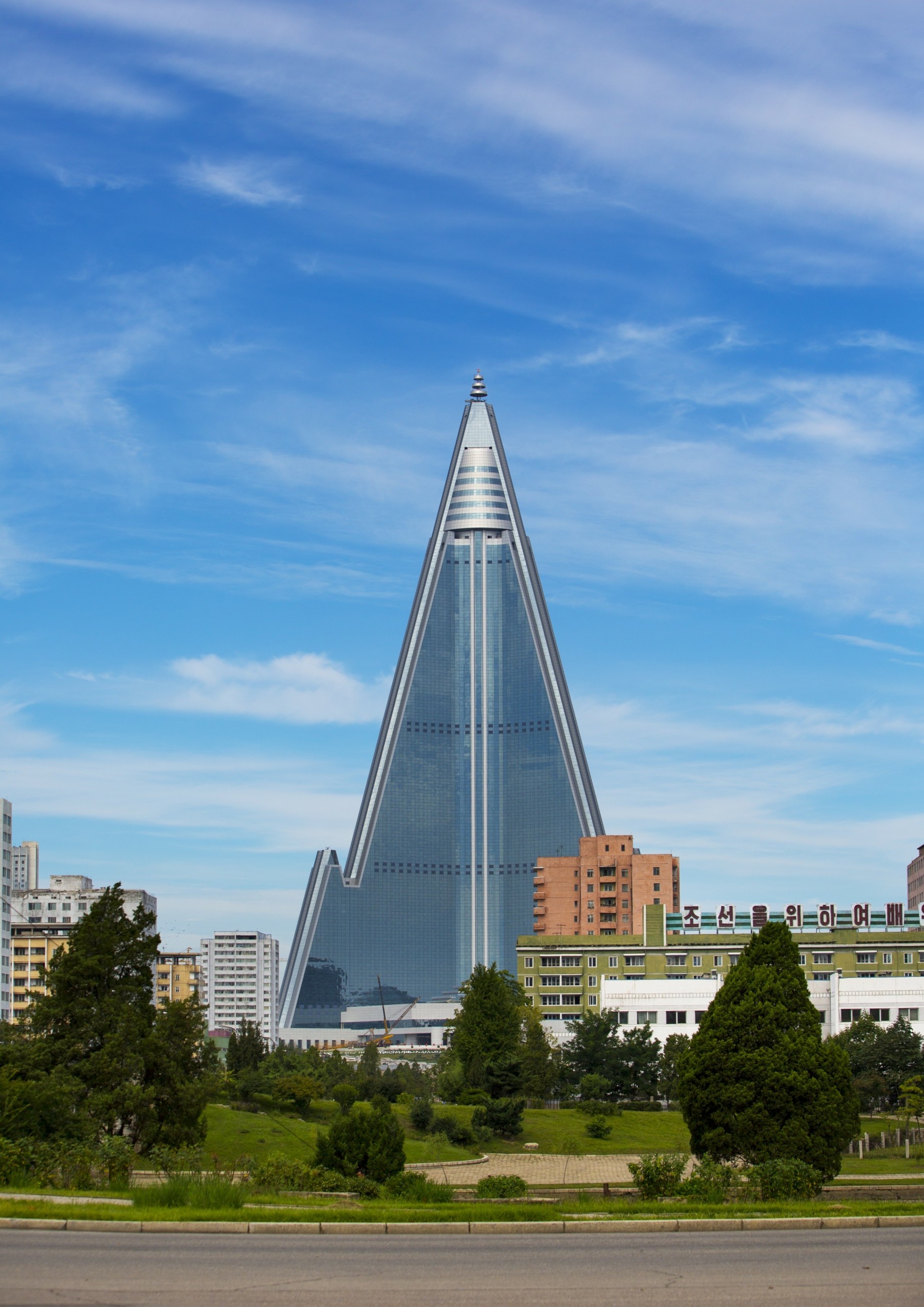 Ο ουρανοξύστης-φάντασμα που στοιχειώνει τον Κιμ Γιονγκ Ουν