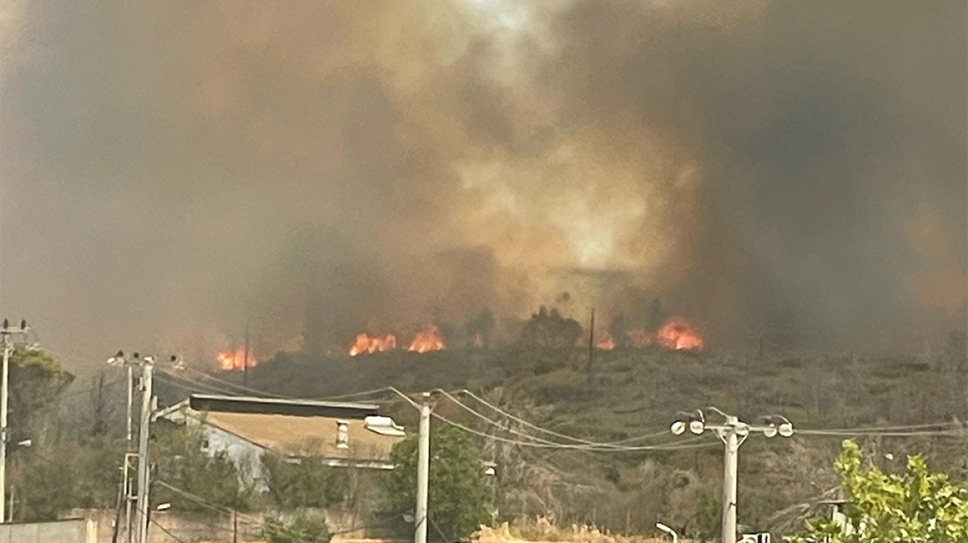 Φωτιά στο Κρυονέρι κοντά σε κατοικημένη περιοχή – Μεγάλη κινητοποίηση της Πυροσβεστικής (vids) (tweet)