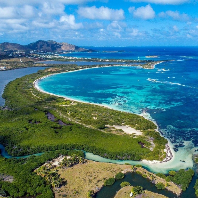 Aγιος Μαρτίνος: Το χωρισμένο στα δύο «αφορολόγητο» νησί με ΑΕΠ διπλάσιο της Μυκόνου