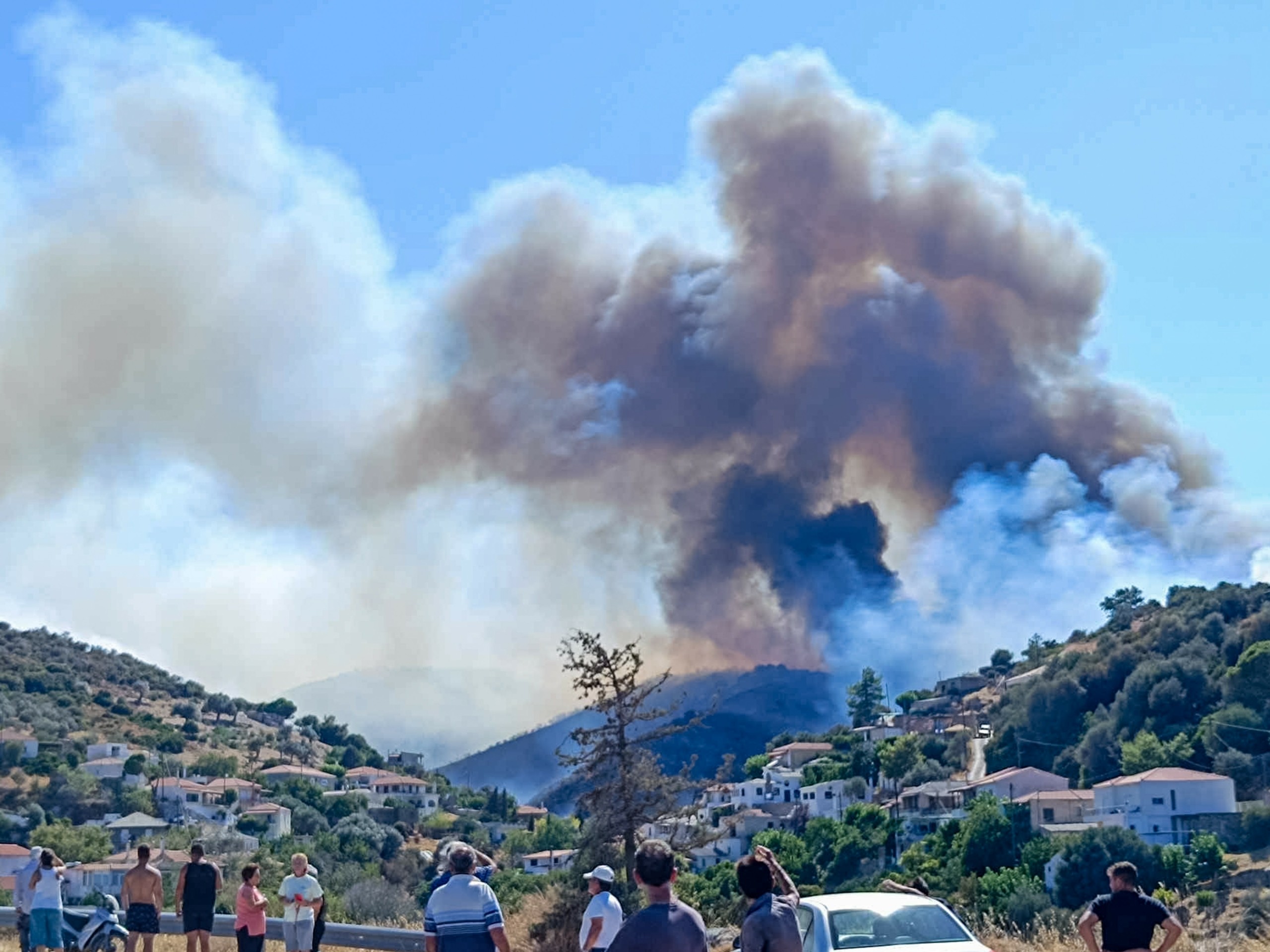 Μάχη με τις φλόγες στην Εύβοια – Νέο 112 για εκκένωση, ανάμεσα σε τρεις οικισμούς το πύρινο μέτωπο (Pics)