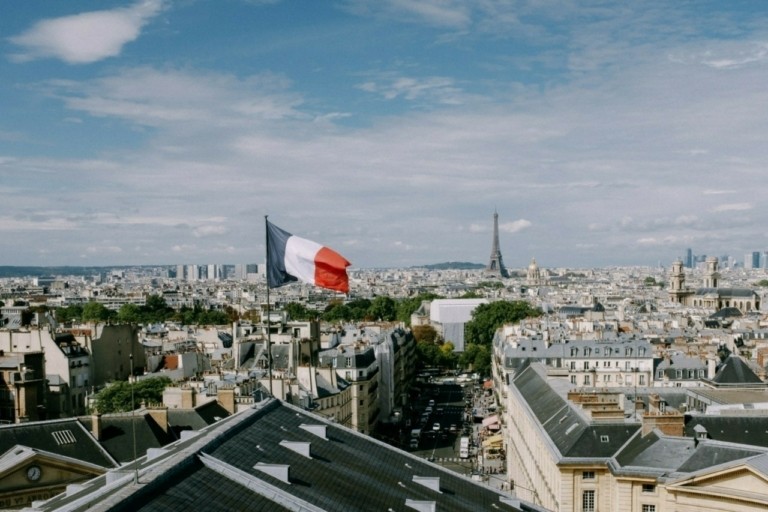 UBS: Το επενδυτικό ρίσκο θα παραμείνει στη Γαλλία – Τι προτείνει στους επενδυτές (γραφήματα)