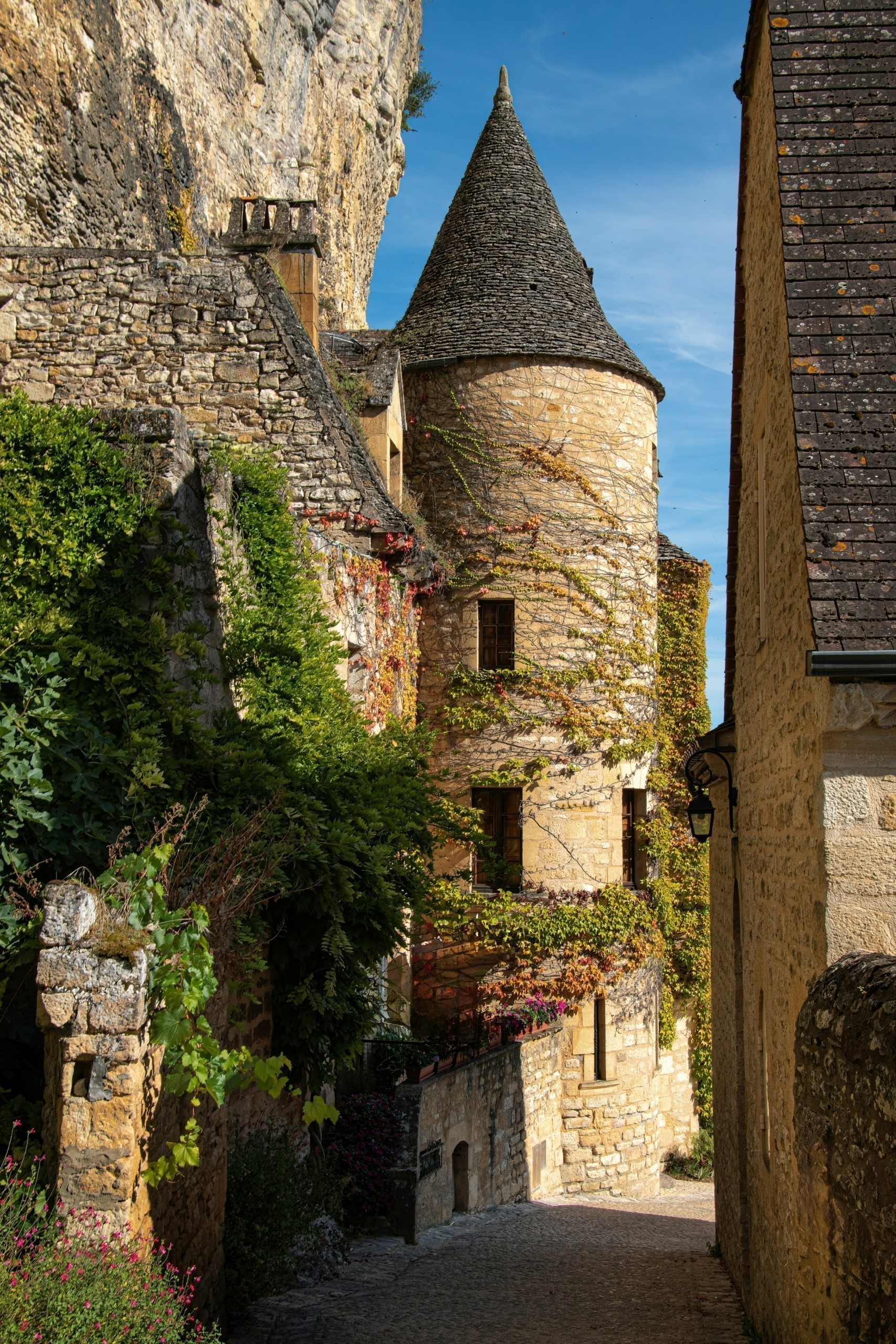 Στα παραμυθένια μεσαιωνικά χωριά της νότιας Γαλλίας η ζωή είναι γλυκιά