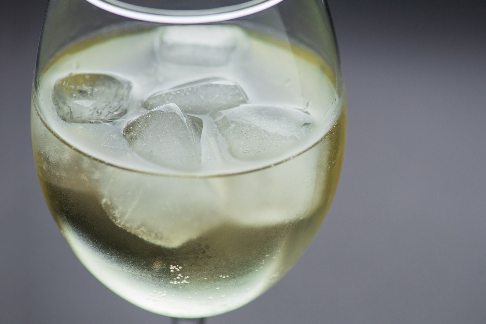 Βάζουμε πάγο στο κρασί; Η απάντηση μπορεί να σας εκπλήξει
