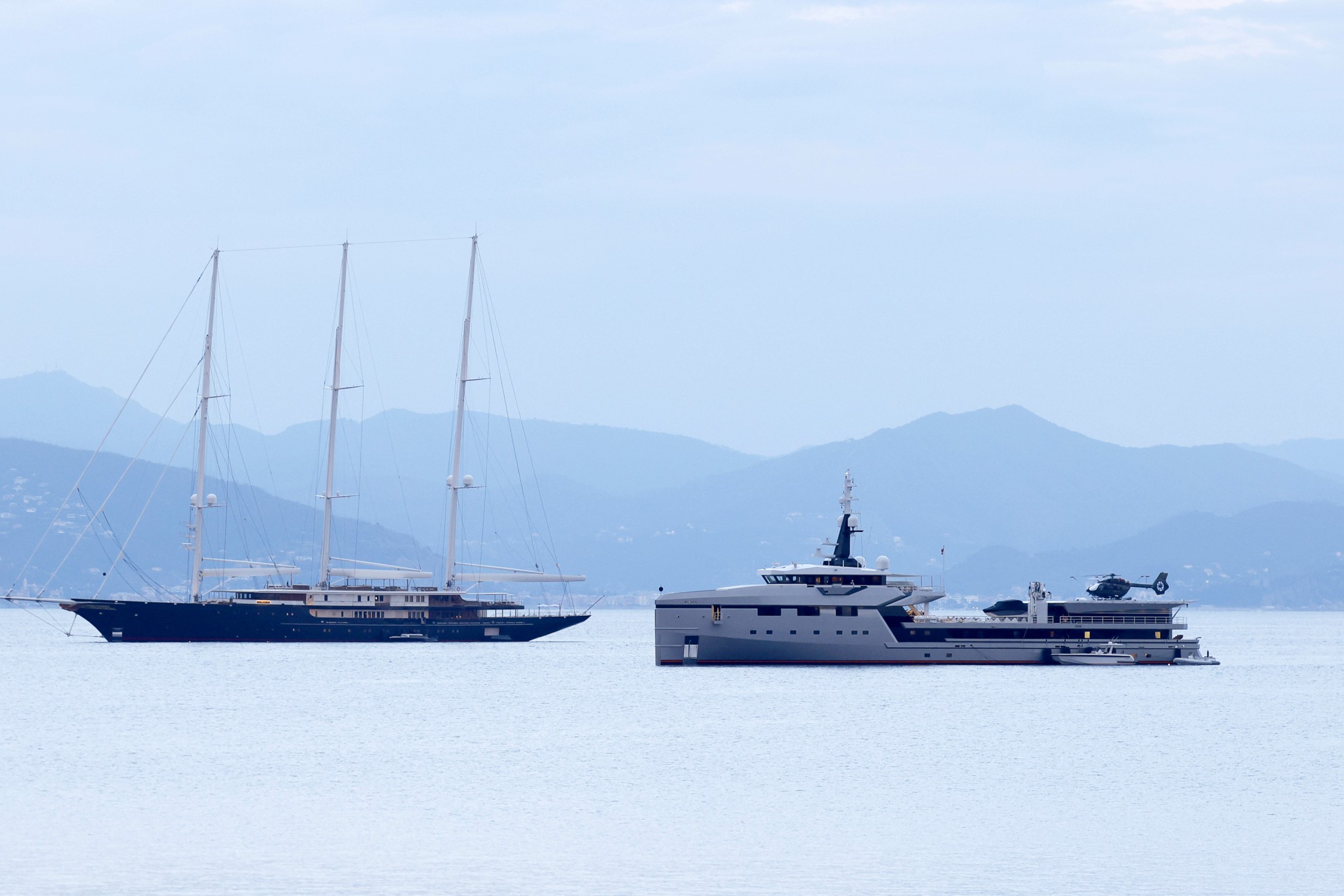 Πώς οι επώνυμοι δισεκατομμυριούχοι συναγωνίζονται στις παραγγελίες γιγαντιαίων γιοτ