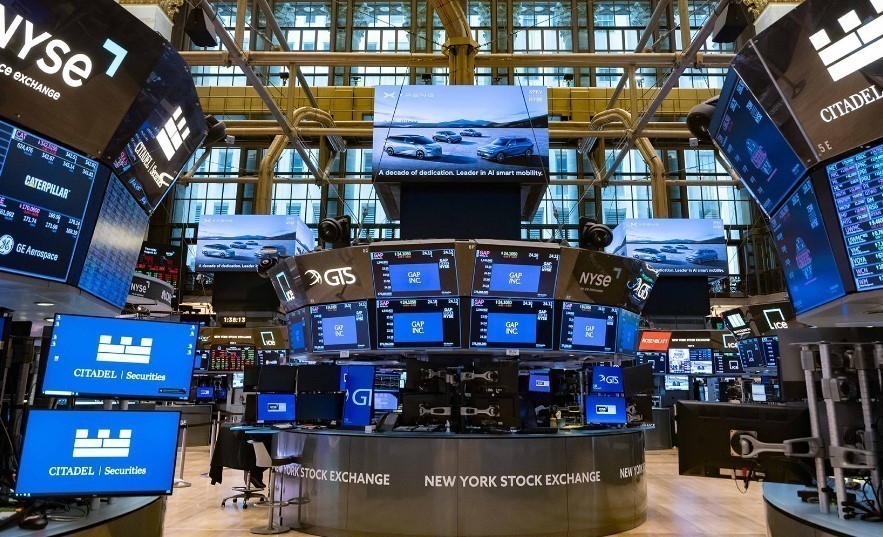 Wall Street: Άλμα του Dow κατά πάνω από 400 μονάδες και νέο ρεκόρ για τον S&P 500