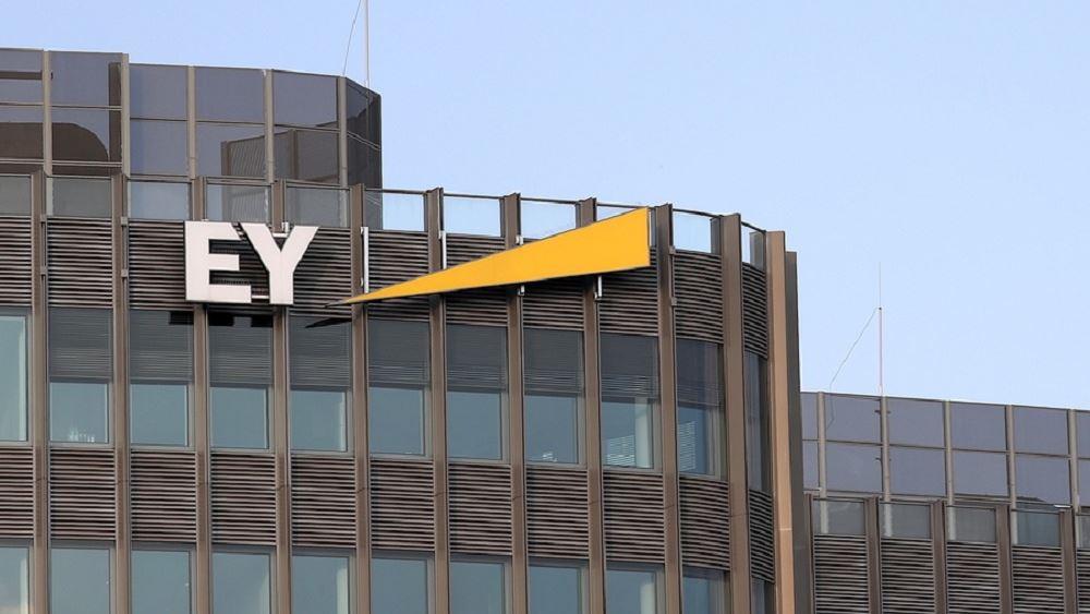 Ernst & Young: Απολύει δεκάδες υπαλλήλους για ηθική «παραβίαση»