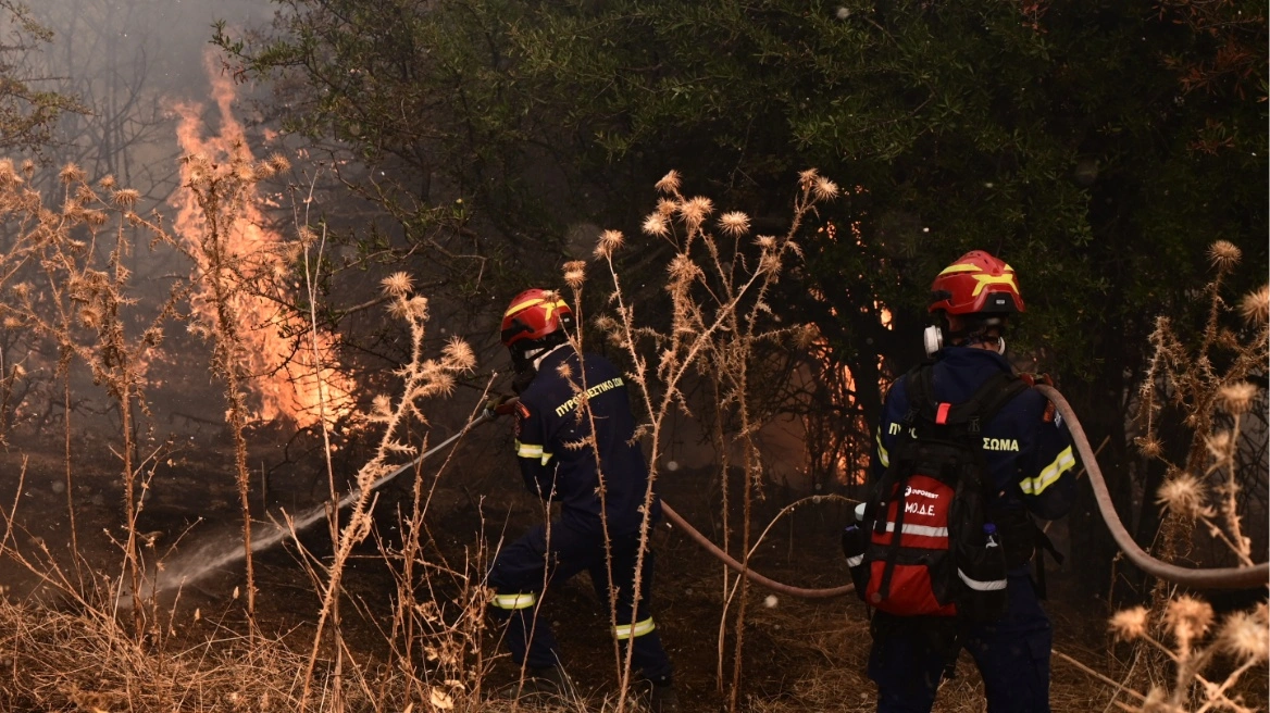 Kαίει για τέταρτη μέρα η φωτιά στην Κορινθία