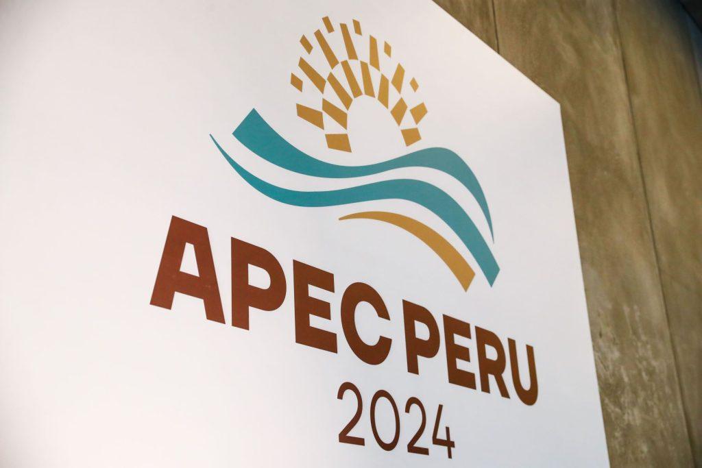 APEC: «Διαβάστε το βιβλίο του Tραμπ» προτείνει ο Ντίμον στους παγκόσμιους ηγέτες