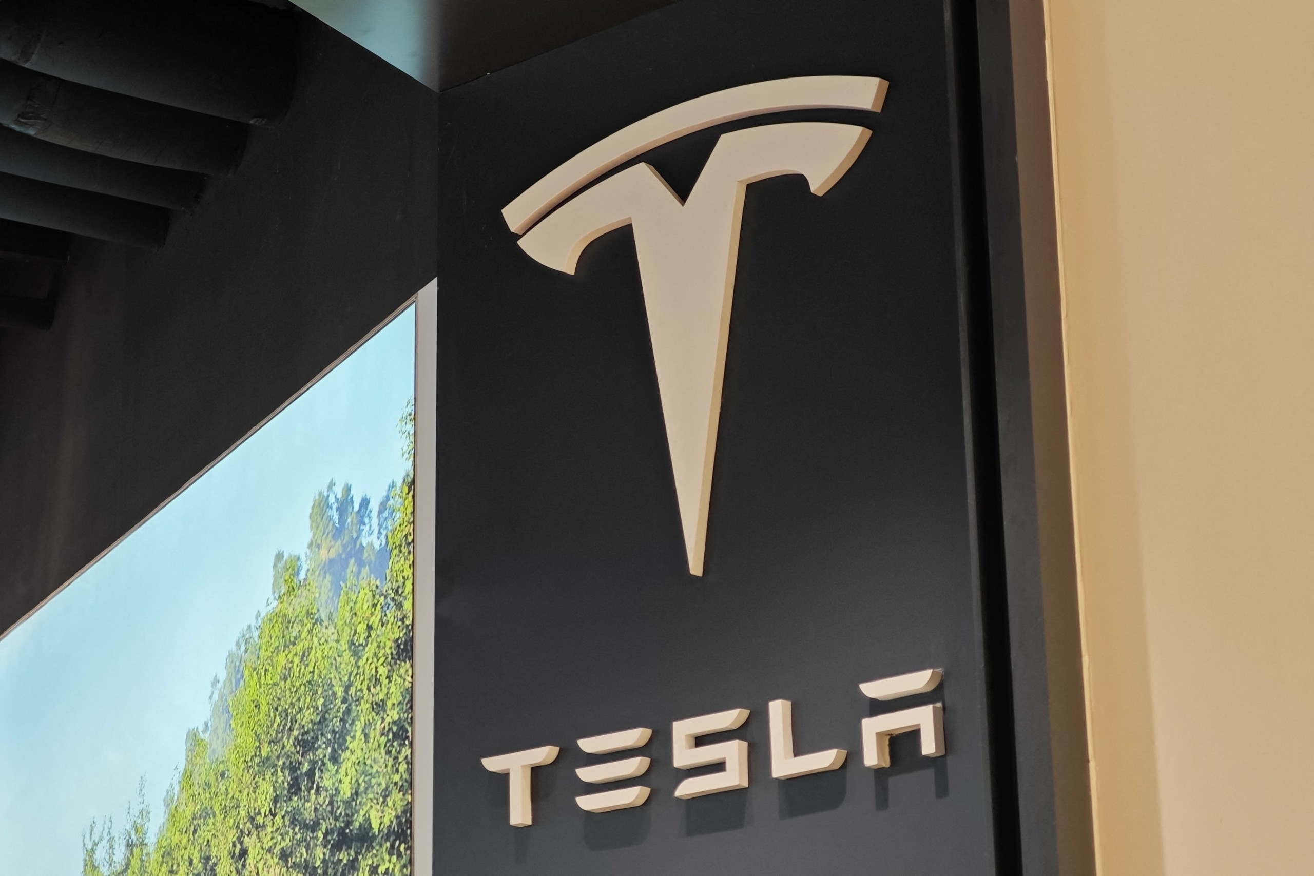 Tesla: Γιατί αφαιρέθηκε από συμφωνία $400 εκατ. με το Στέιτ Ντιπάρτμεντ για στρατιωτικά ηλεκτρικά οχήματα 