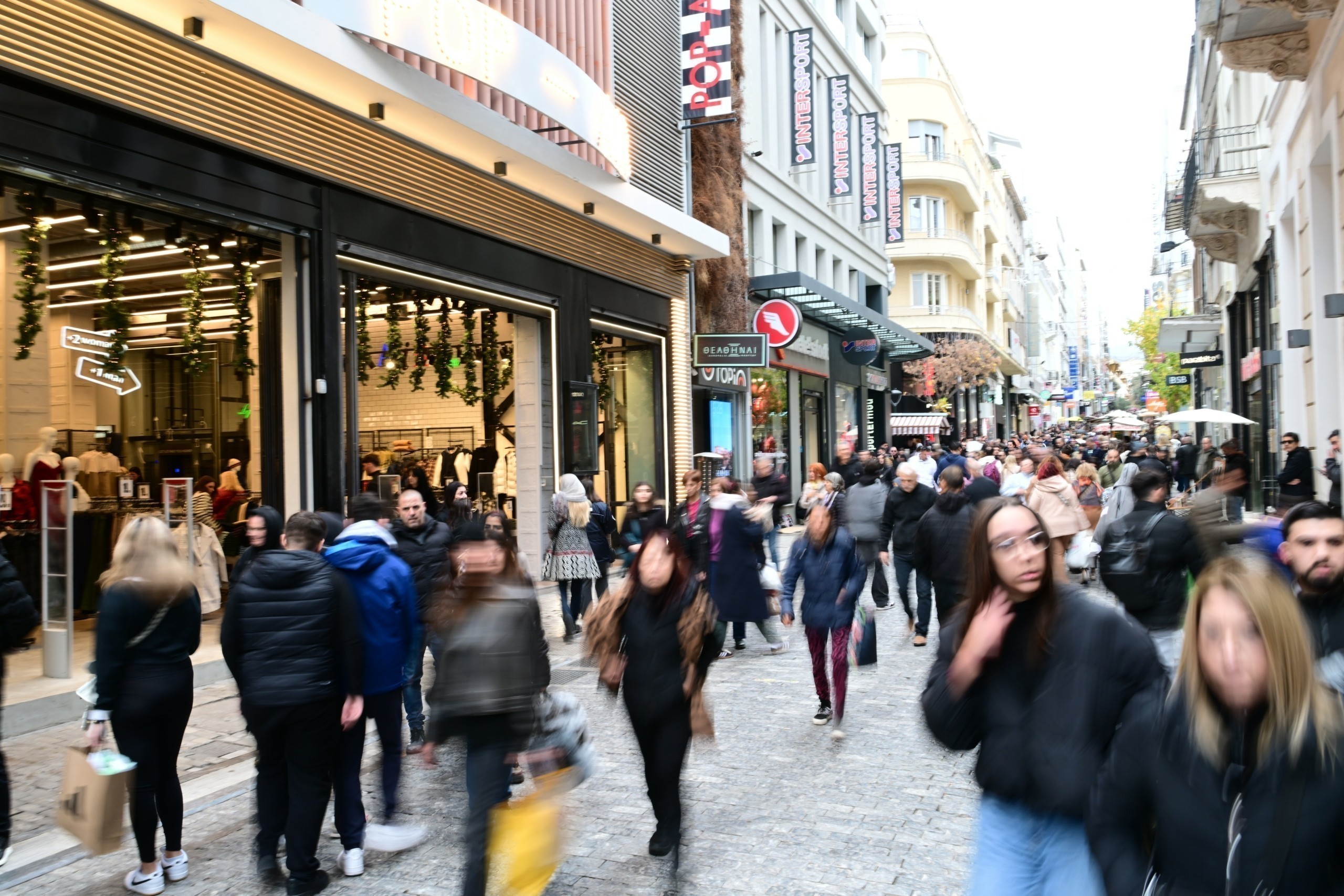 Χειμερινές εκπτώσεις: Ανεβάζει ταχύτητα το λιανεμπόριο – Ανοικτά σήμερα τα καταστήματα