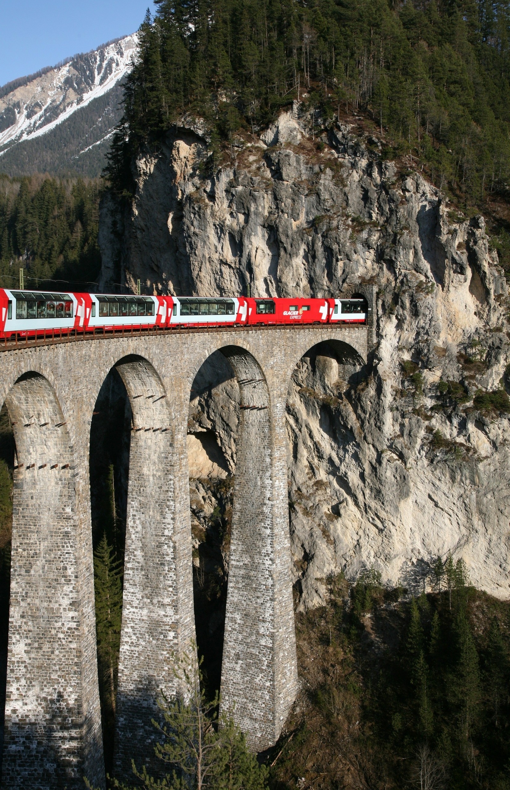 Glacier Express – To εξπρές των παγετώνων με τη μαγευτική θέα στις ελβετικές Άλπεις