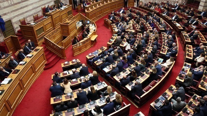 Στη Βουλή η τροπολογία για αναστολή χρηματοδότησης κομμάτων σε περιπτώσεις καταδίκης του επικεφαλής αυτών